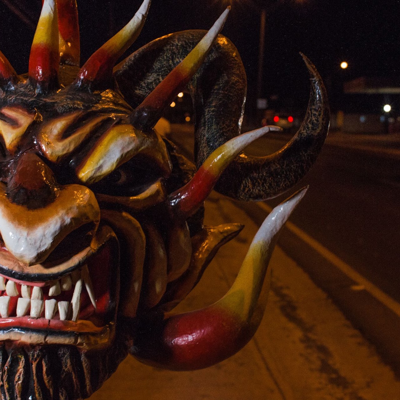 Máscara tallada de diablico