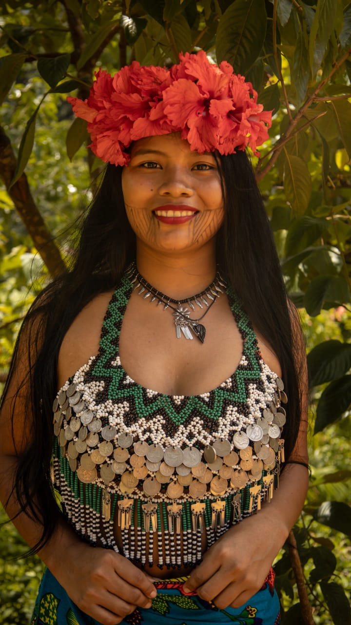 Joven Emberá con tocado de flores